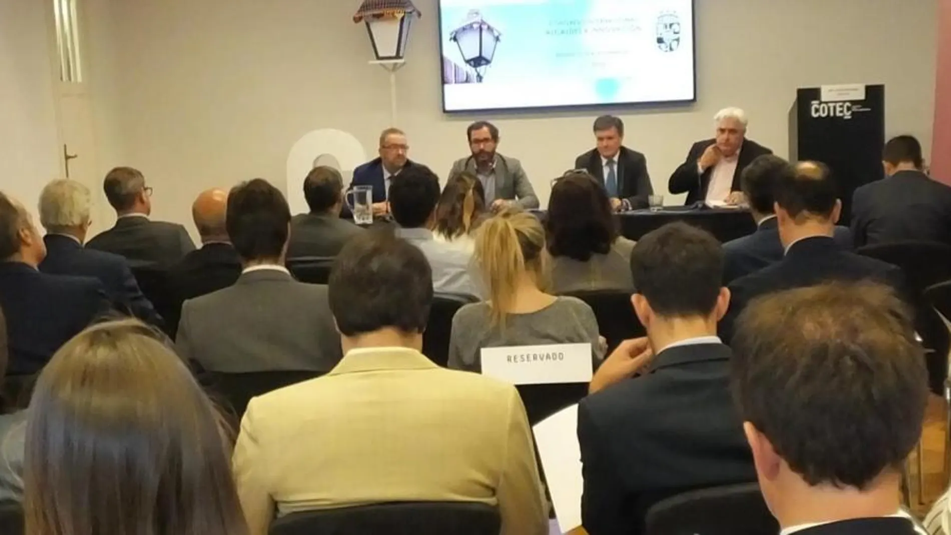 El presidente de la Diputación de Segovia, Francisco Vázquez, durante la presentación del encuentro «Alcaldes & Innovación»