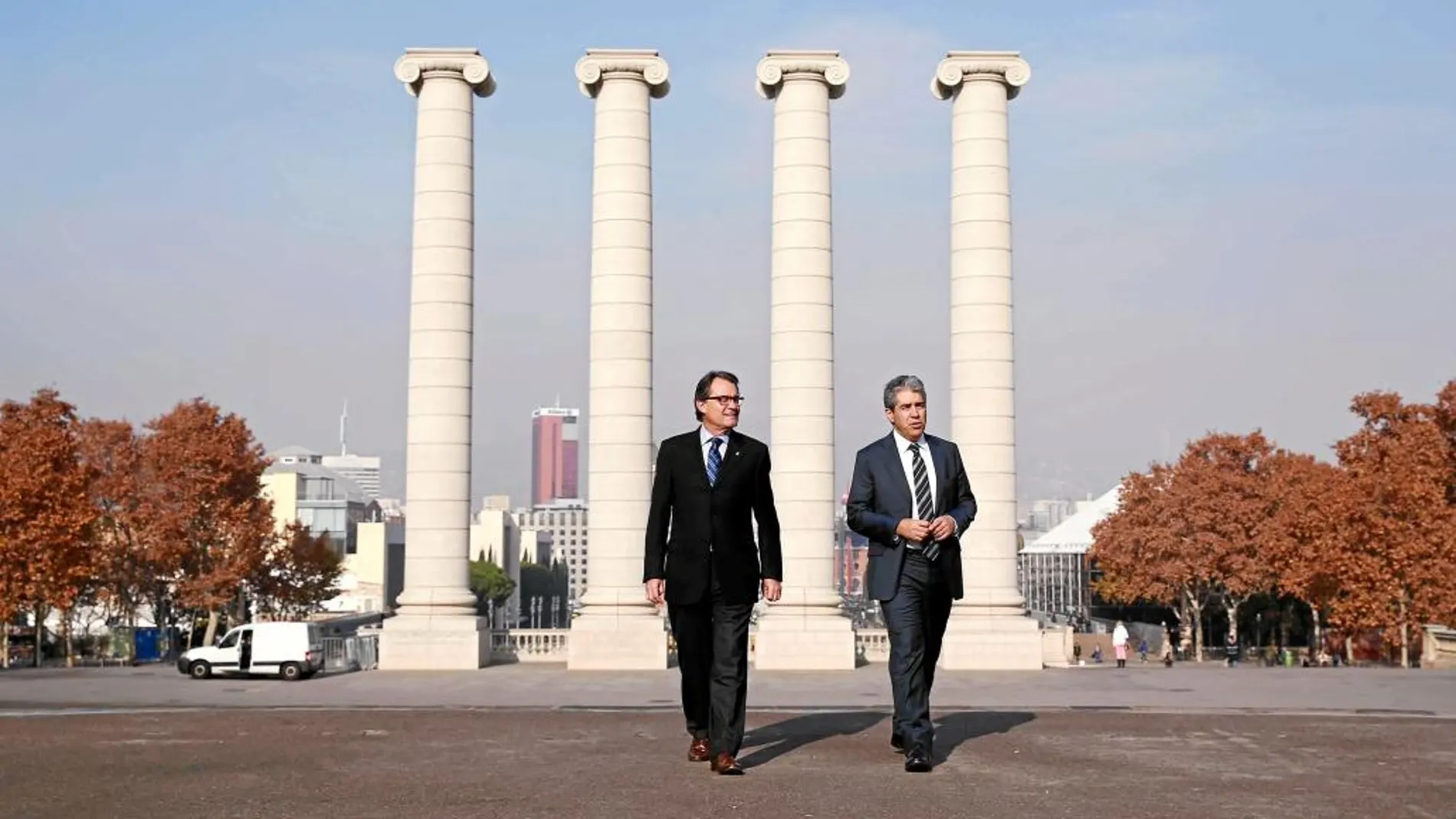 Artur Mas y Francesc Homs bajo las columnas de Puig i Cadafalch símbolo del catalanismo