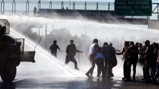 La Policía utiliza mangueras de agua para dispersar a los manifestantes
