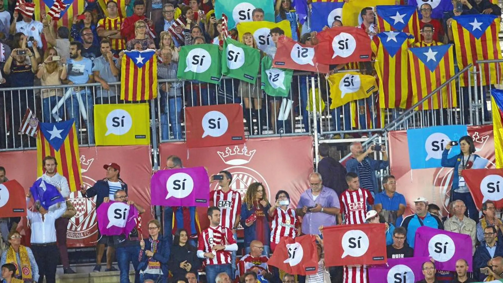 Esteladas y mensajes con el «sí» a la independencia en las gradas de Montilivi durante el partido contra el Barcelona