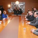 Herrera, Plar del Olmo y Martín Tobalina sduante la reunión con los miembros del grupo, William Marth y Javier Gallo