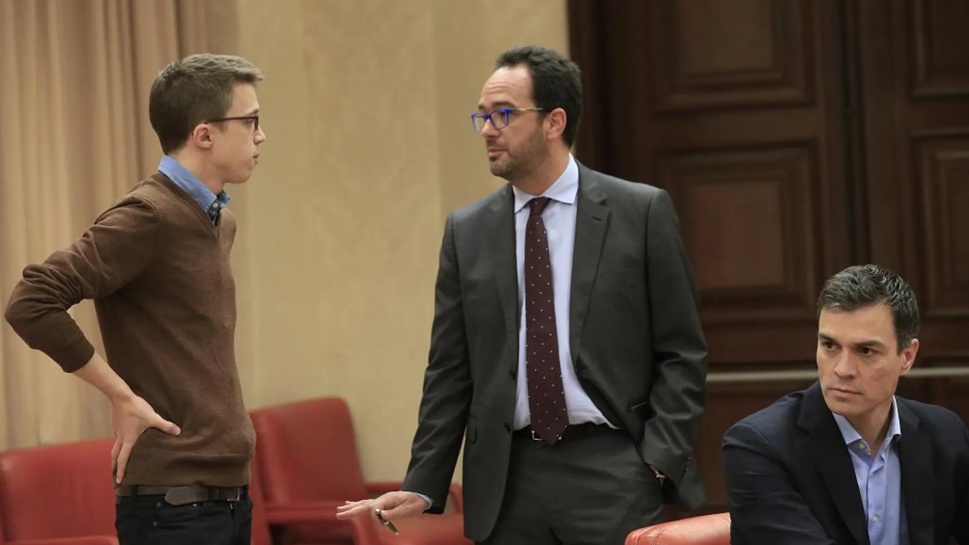 Los portavoces en el Congreso de Podemos, Íñigo Errejón (i), y del PSOE, Antonio Hernando (c), conversan junto al líder socialista, Pedro Sánchez