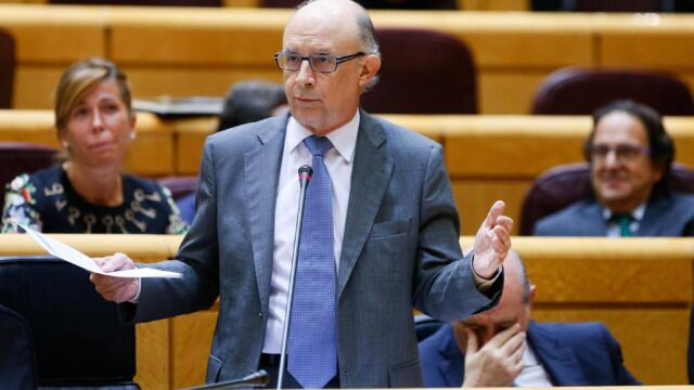 Cristóbal Montoro, durante su intervención en la sesión de control al Gobierno esta tarde en el pleno del Senado.