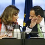 Los diputados Ana María Botella Gómez (PSOE) y Rafael Merino López (PP) conversan en la Comisión de Interior en el Congreso