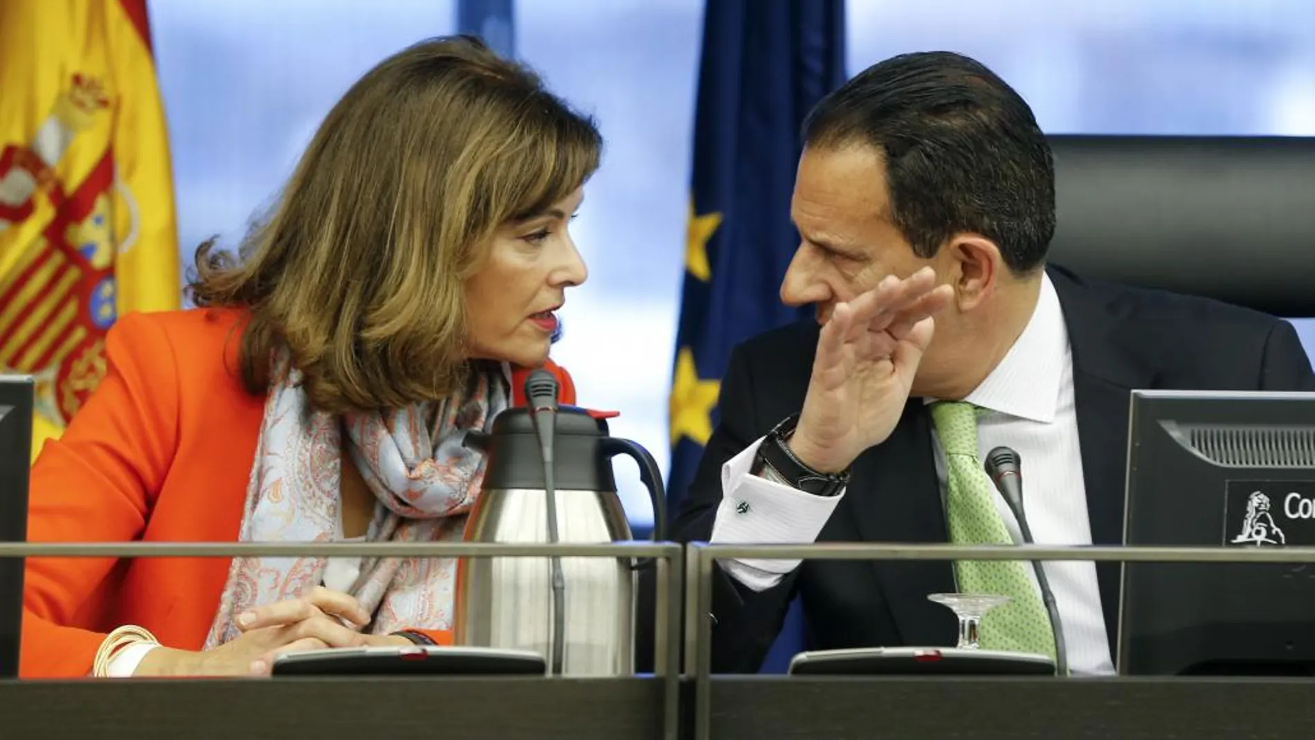Los diputados Ana María Botella Gómez (PSOE) y Rafael Merino López (PP) conversan en la Comisión de Interior en el Congreso