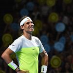 Rafael Nadal devuelve durante el partido contra el australiano Lleyton Hewitt el lunes, 11 de enero de 2016