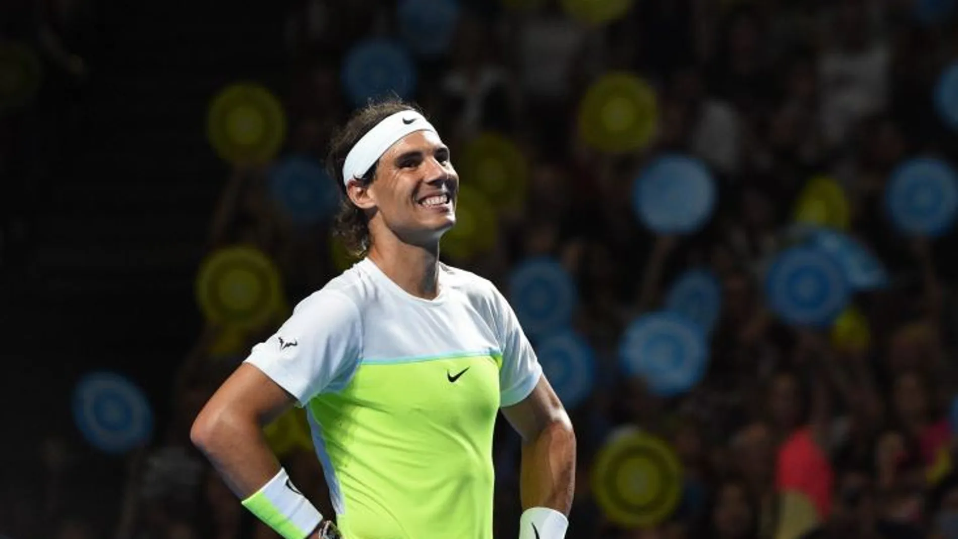 Rafael Nadal devuelve durante el partido contra el australiano Lleyton Hewitt el lunes, 11 de enero de 2016