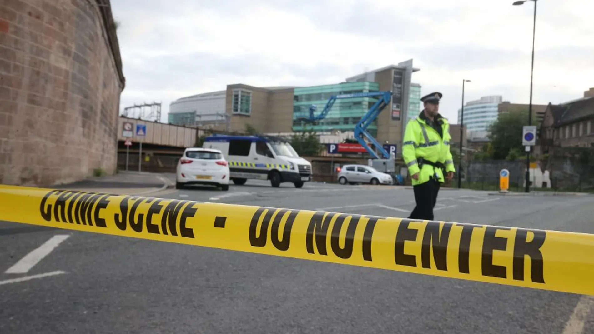 Policías permanecen cerca del estadio Manchester Arena tras las dos explosiones