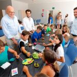 Jesús Julio Carnero visita el albergue junto a Eduardo Carazo y Alberto Magdaleno