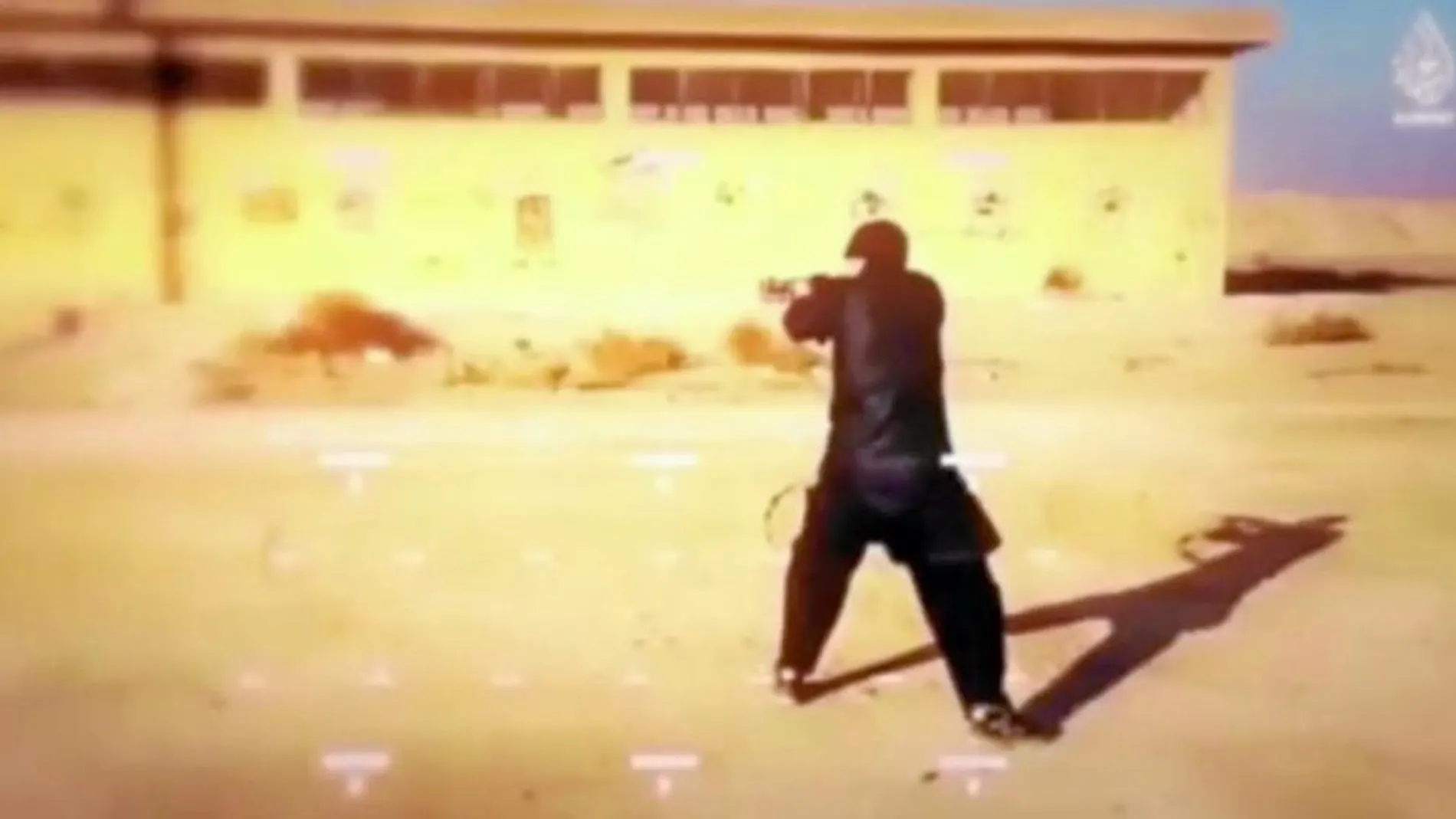 Un terrorista realiza prácticas de tiro en un vídeo difundido ayer por el Estado Islámico