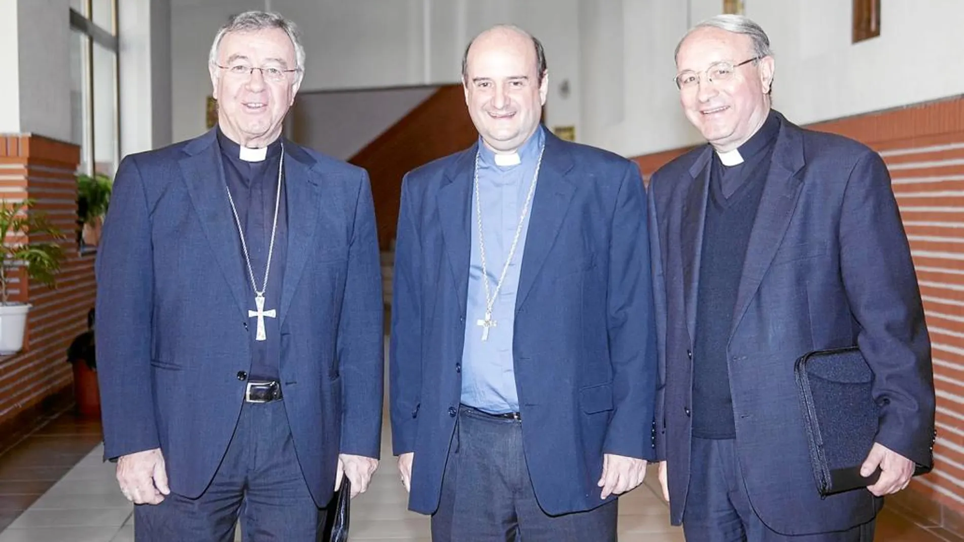 El presidente de la Comisión Episcopal de Pastoral, Sebastià Taltavull (I), el director del Secretariado de la Comisión Episcopal, Juan Luis Martín Barrios, y el obispo Auxiliar de Buenos Aires, Enrique Eguía (C), presentan las jornadas