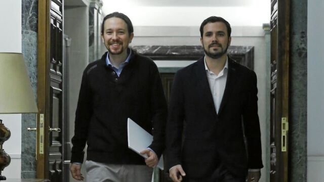 Los líderes de Podemos, Pablo Iglesias, e IU, Alberto Garzón, en el Congreso