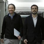 Los líderes de Podemos, Pablo Iglesias, e IU, Alberto Garzón, en el Congreso