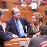 El presidente Herrera, en un receso del pleno de las Cortes, conversa con Valdeón, Silván, Suárez-Quiñones y Carriedo