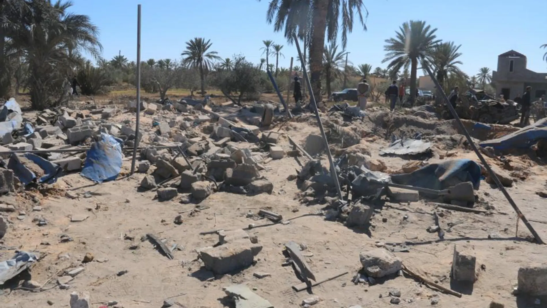Daños provocados por los bombardeos de Estados Unidos en una base del Estado Islámico en Libia
