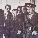 ¿La prueba? Imagen en la que supuestamente se ve a Kennedy (izda.) en España durante la Guerra Civil
