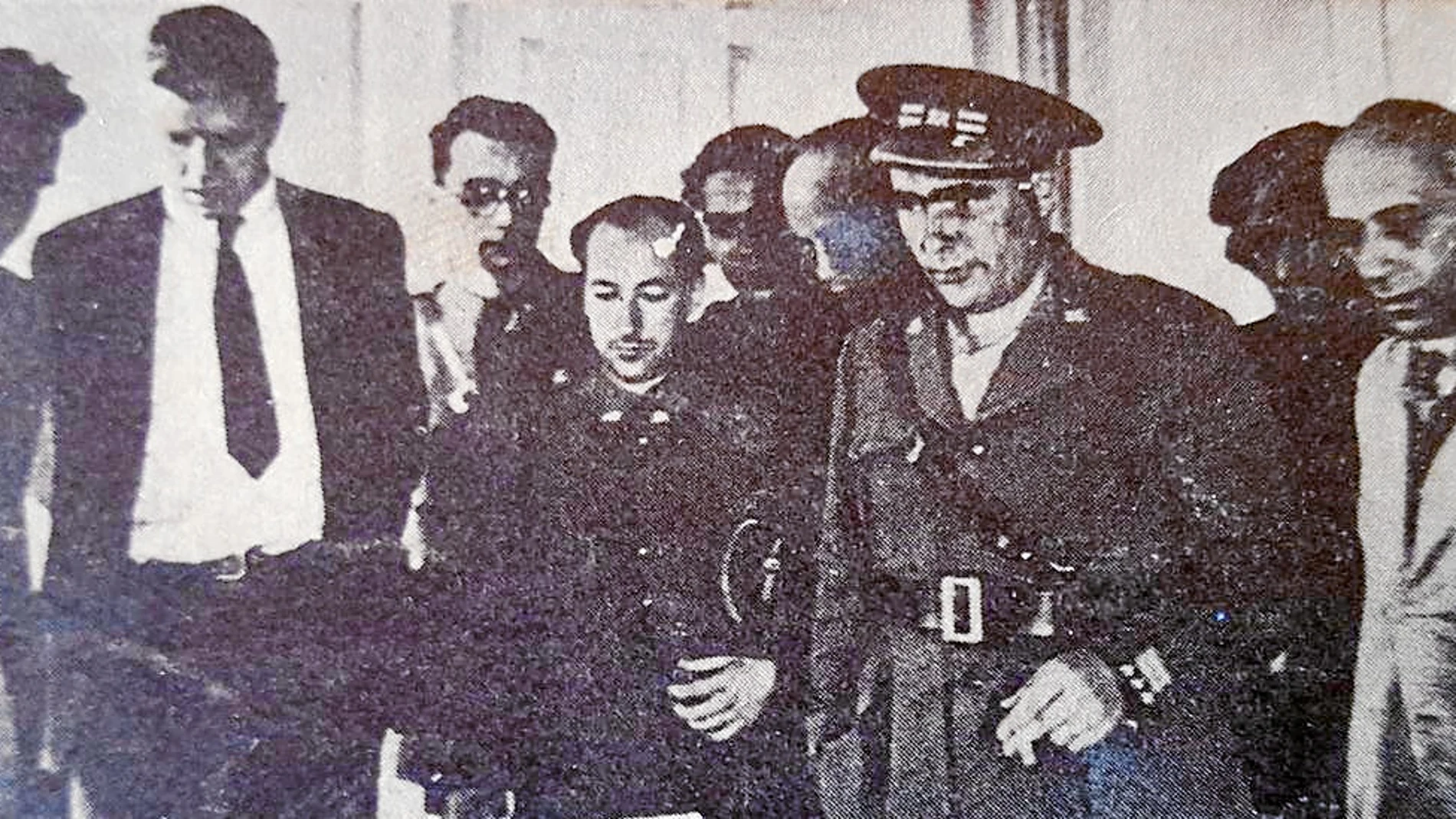 ¿La prueba? Imagen en la que supuestamente se ve a Kennedy (izda.) en España durante la Guerra Civil