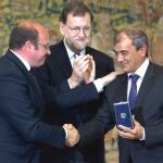 El presidente del Gobierno, Mariano Rajoy, entrega el galardón al presidente de Cepes, Juan Antonio Pedreño (dcha.), y el presidente murciano (izda.)
