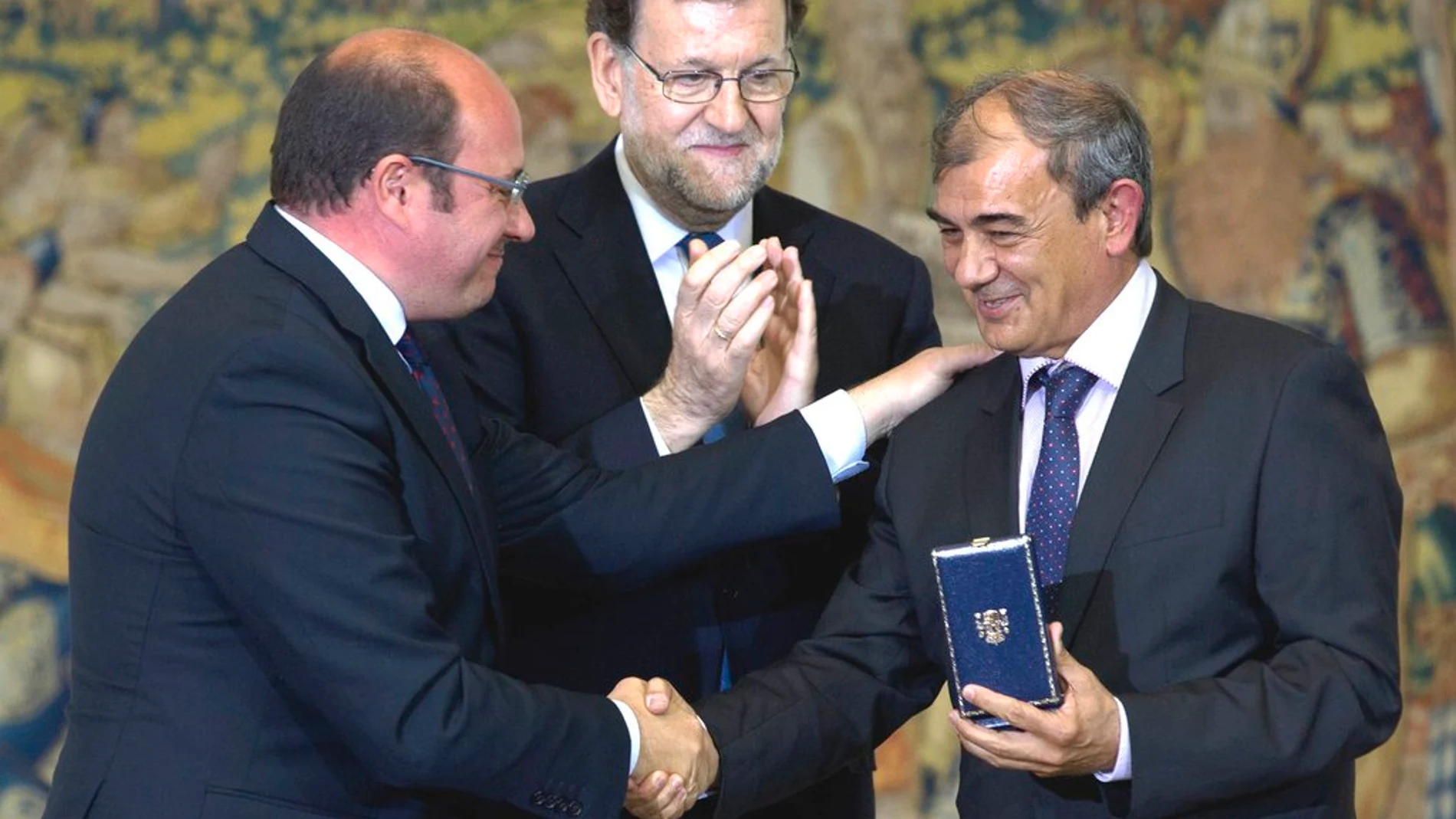 El presidente del Gobierno, Mariano Rajoy, entrega el galardón al presidente de Cepes, Juan Antonio Pedreño (dcha.), y el presidente murciano (izda.)