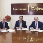 Jesús Mejías, presidente de ONG África Arco Iris, Antonio Pulido, presidente de la Fundación Cajasol, y Alfonso Carmona, presidente del Instituto Hispalense de Pediatría, en la firma del convenio