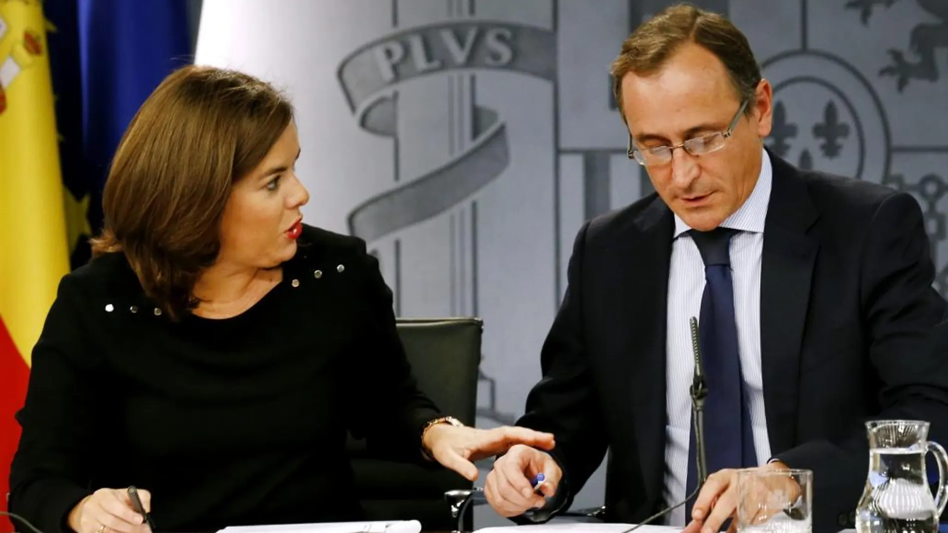 La vicepresidenta del Gobierno español, Soraya Sáenz de Santamaría, y el ministro de Sanidad, Alfonso Alonso