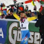 La esquiadora sueca Frida Hansdotter celebra el triunfo en Flachau (Austria)