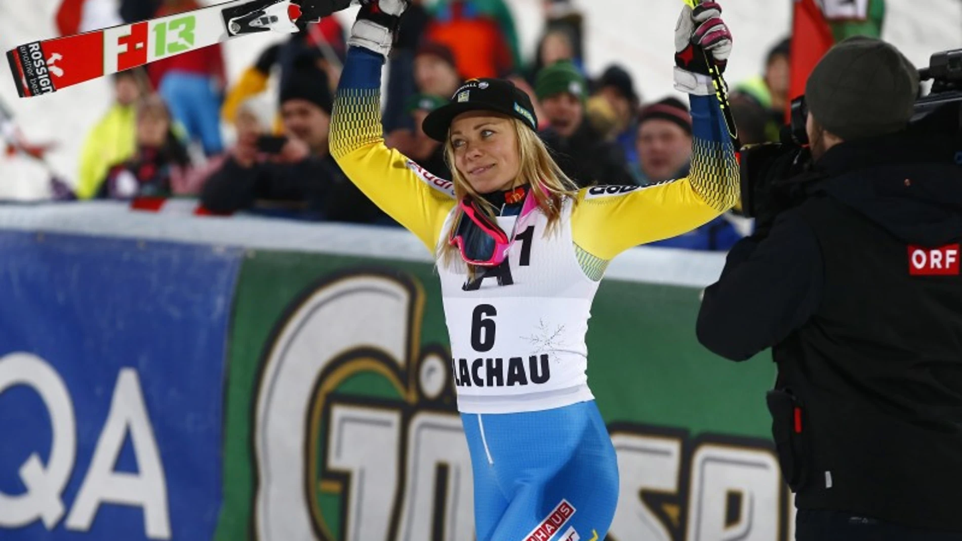 La esquiadora sueca Frida Hansdotter celebra el triunfo en Flachau (Austria)