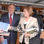 El alcalde de Algeciras, José Ignacio Landaluce, y la viuda de José Manuel Lara Bosch, Consuelo García Píriz, ayer en la Feria del Libro