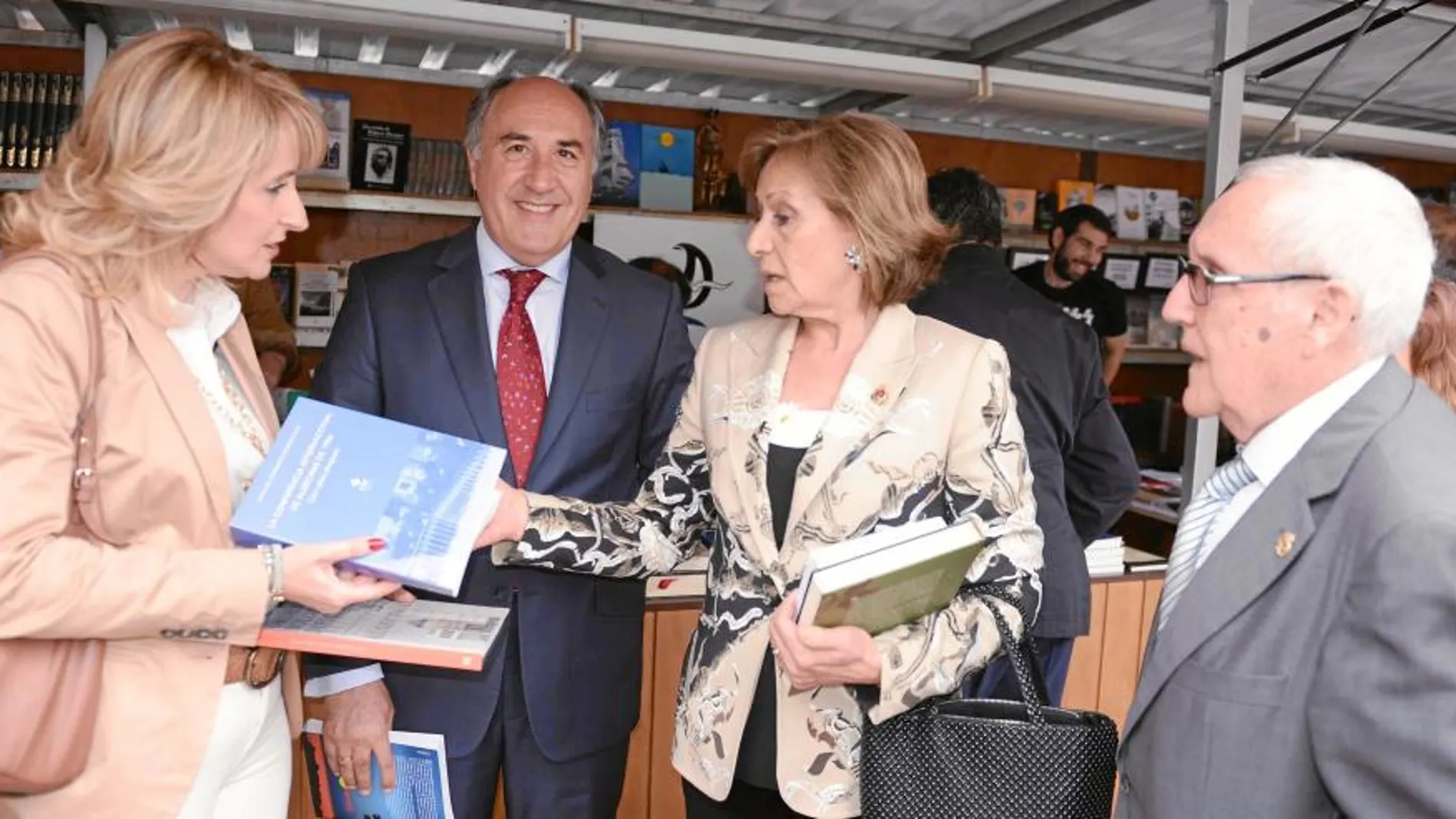 El alcalde de Algeciras, José Ignacio Landaluce, y la viuda de José Manuel Lara Bosch, Consuelo García Píriz, ayer en la Feria del Libro