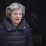La primera ministra británica, Theresa May, sale de su residencia oficial en el número 10 de Downing Street para asistir a la sesión de control al Gobiero en el Parlamento, en Londres (Reino Unido), el 11 de enero de 2017.