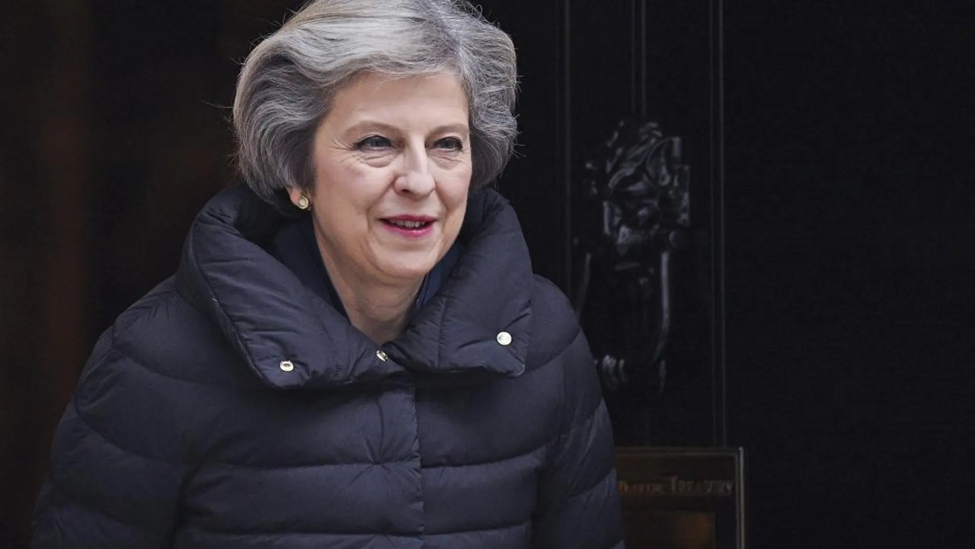 La primera ministra británica, Theresa May, sale de su residencia oficial en el número 10 de Downing Street para asistir a la sesión de control al Gobiero en el Parlamento, en Londres (Reino Unido), el 11 de enero de 2017.