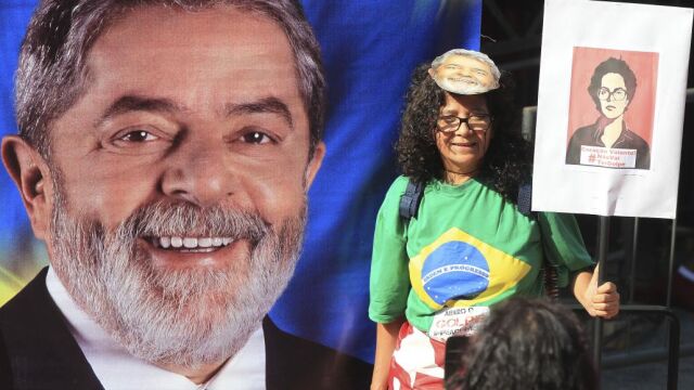 Una mujer sostiene un cartel con una imagen del expresidente de Brasil Luiz Inácio Lula da Silva durante una manifestación de Integrantes de las centrales obreras y los movimientos sociales simpatizantes del Gobierno