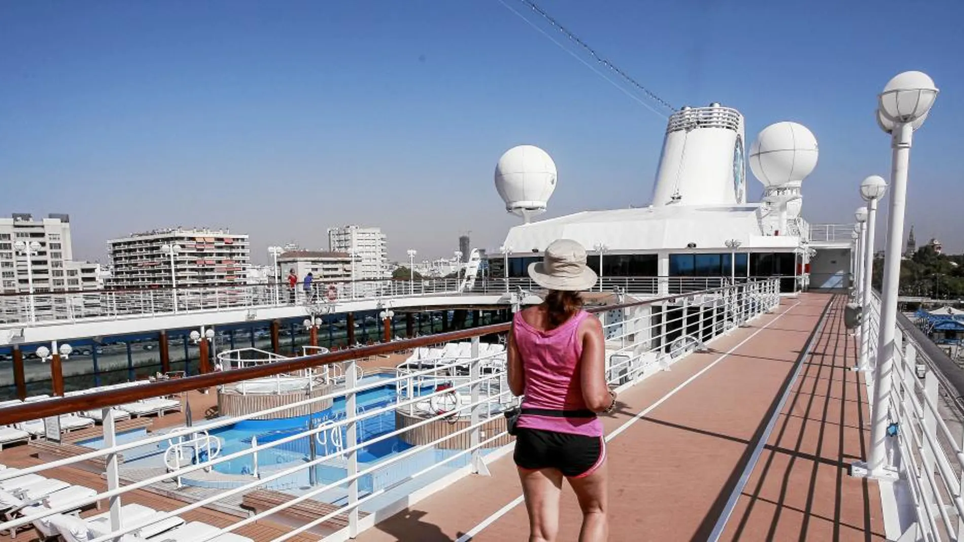 El pasado mes de agosto atracó en Sevilla el buque Azamara, el más grande recibido hasta la fecha