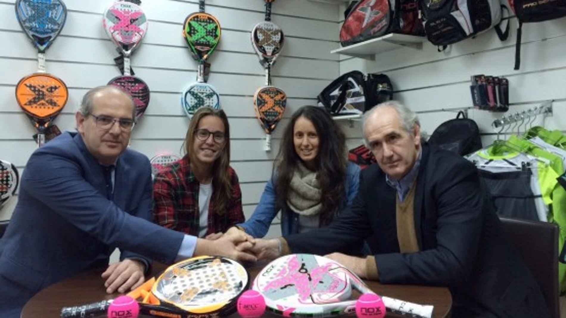 Lucía Sainz y Gemma Triay al firmar sus contratos
