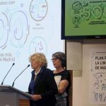 La alcaldesa de Madrid, Manuela Carmena (i), acompañada por la delegada de Medio Ambiente, Inés Sabanés (d),el pasado 29