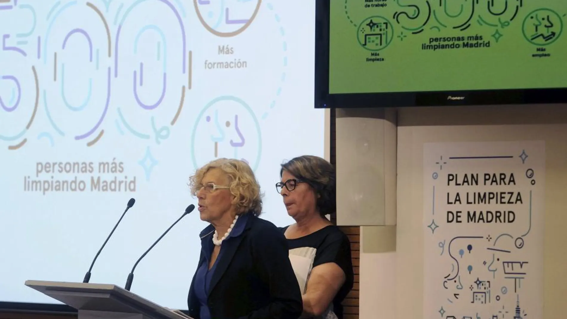 La alcaldesa de Madrid, Manuela Carmena (i), acompañada por la delegada de Medio Ambiente, Inés Sabanés (d),el pasado 29