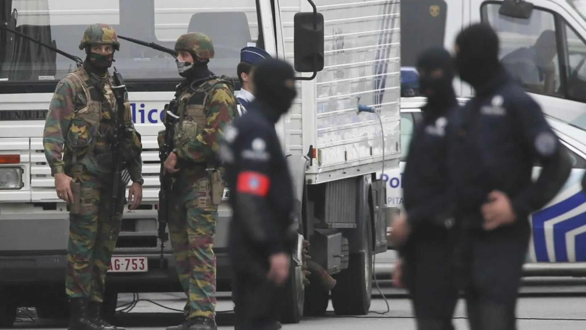 Policías bloquean el acceso al centro comercial City 2 en Bruselas (Bélgica) hoy