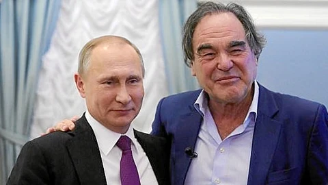 El presidente Vladímir Putin, con Oliver Stone, durante uno de los momentos de la entrevista