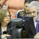 La consejera de Educación, Adelaida de la Calle, junto al de Salud, Aquilino Alonso, durante el Pleno del Parlamento