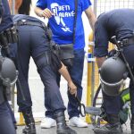 Agentes de la policía nacional registran una mochila de uno de los asistentes a la final de la Copa del Rey.