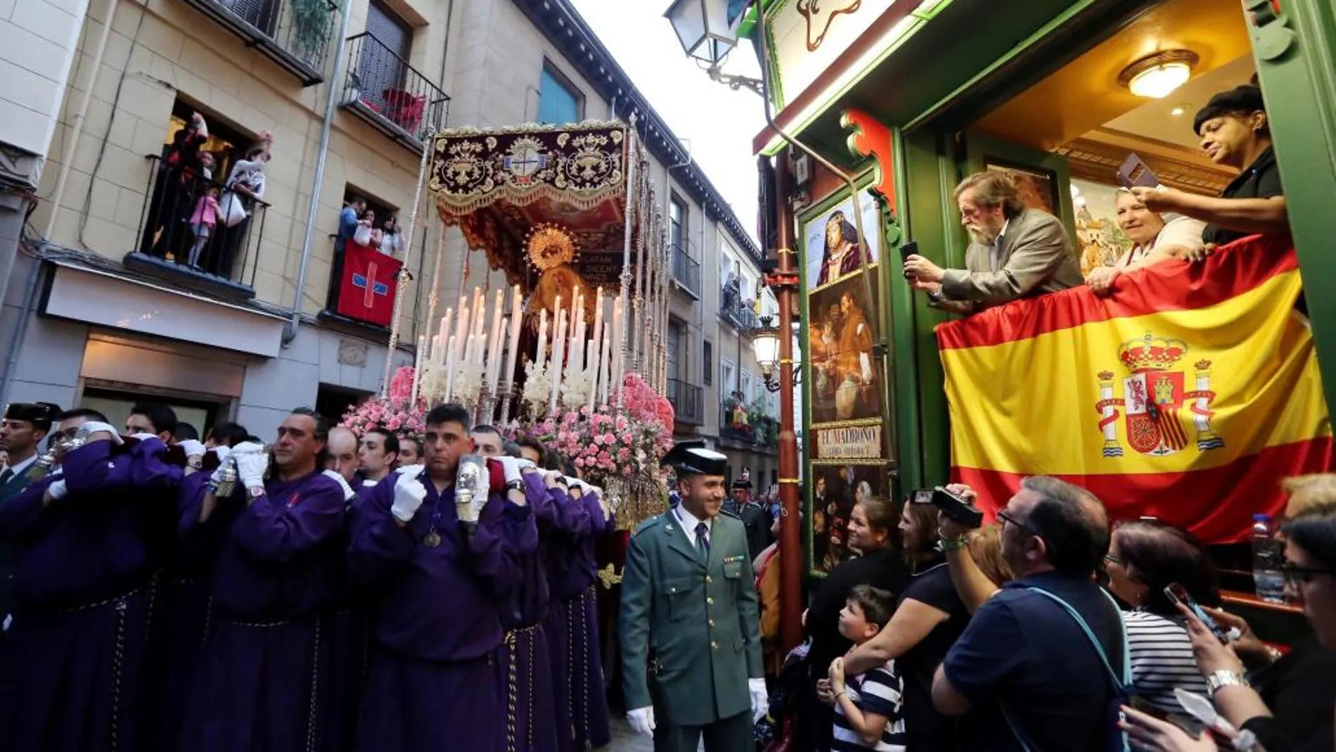 María santísima del dulce nombre, que acompaña a Jesús El Pobre, a su paso por la calle del Nuncio.