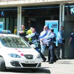 Instante en el que los agentes detenían a los dos asaltantes