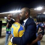 El entrenador del Valencia, Nuno Espirito Santo abraza al jugador ché, Sofiane Feghouli, tras finalizar el partido