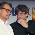 Carles Puigdemont conversa con el líder de CDC, Artur Mas, en la sede electoral de CDC.