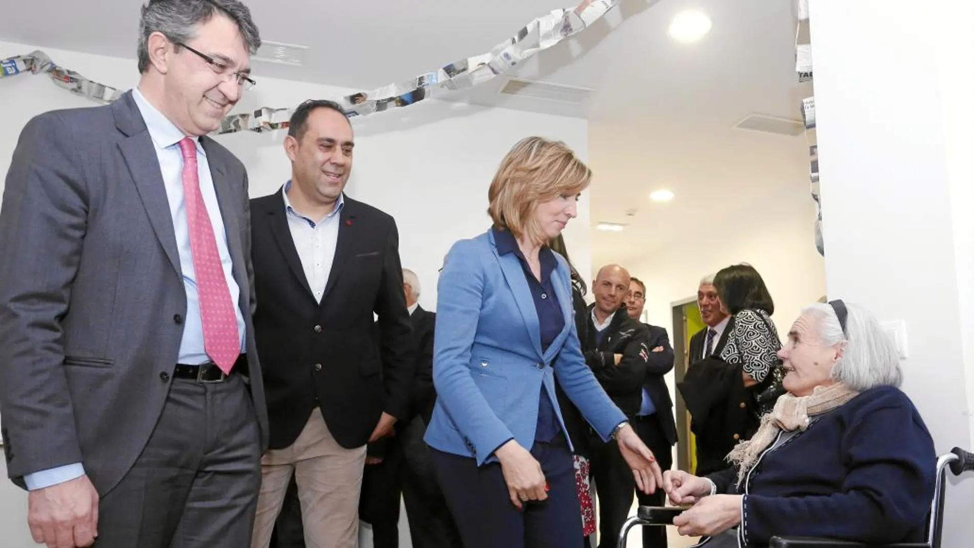 Alicia García conversa con una usuaria del centro junto a Juan Martínez Majo y el alcalde Juan Carlos Martínez