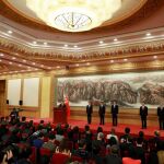 El presidente chino, Xi Jinping (i), ofrece una rueda de prensa junto a los miembros del nuevo Comité Central (de i a d) Han Zheng, Wang Huning, Li Zhanshu, Xi Jinping, Li Keqiang, Wang Yang,y Zhao Leji durante una rueda de prensa en el Gran Palacio del Pueblo en Pekín (China)