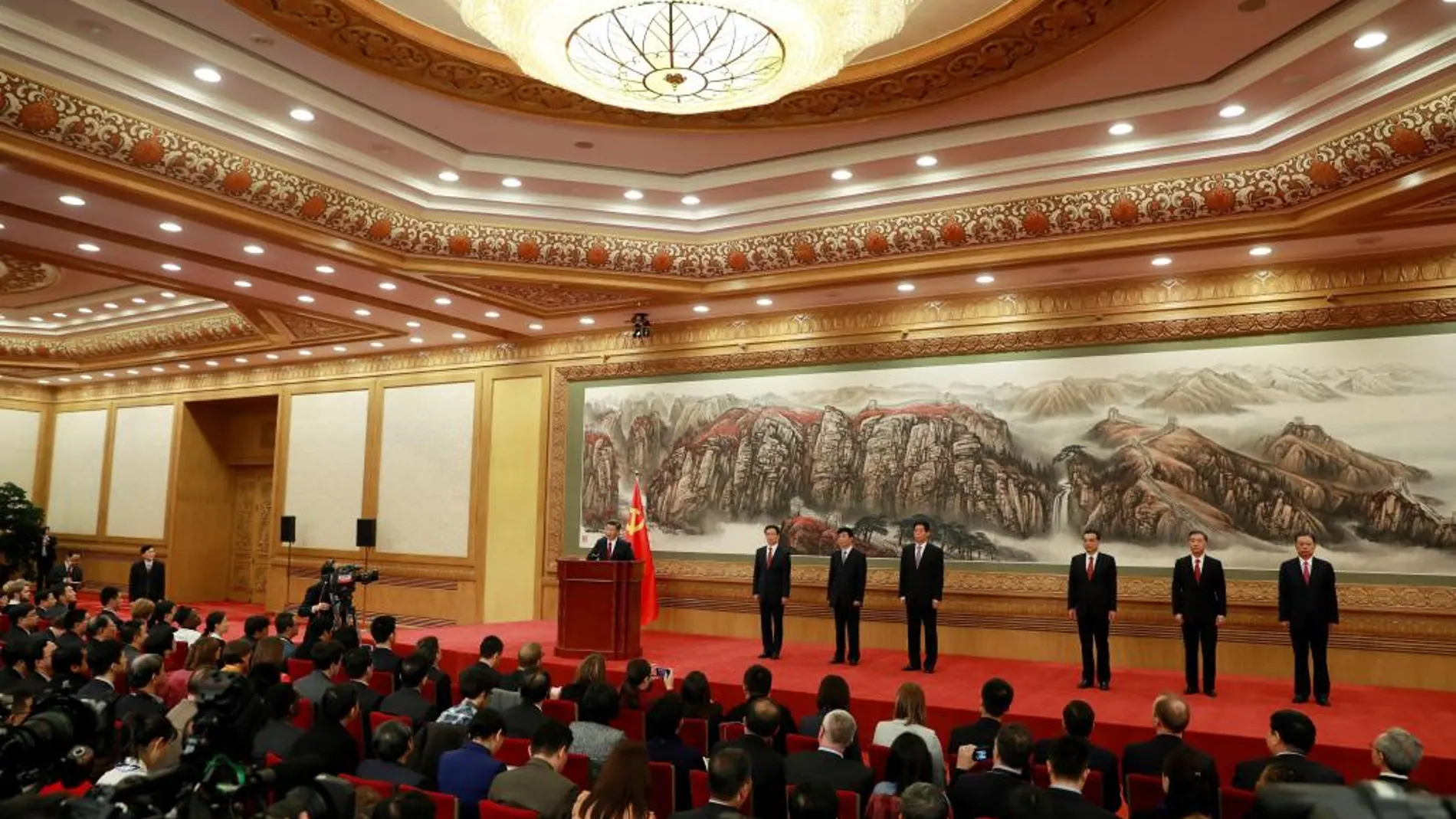 El presidente chino, Xi Jinping (i), ofrece una rueda de prensa junto a los miembros del nuevo Comité Central (de i a d) Han Zheng, Wang Huning, Li Zhanshu, Xi Jinping, Li Keqiang, Wang Yang,y Zhao Leji durante una rueda de prensa en el Gran Palacio del Pueblo en Pekín (China)