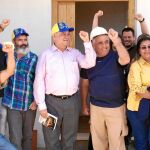 El alcalde de Marinaleda y el embajador de Venezuela, puño en alto y tocados con gorras de la bandera de este país, en el acto de ayer
