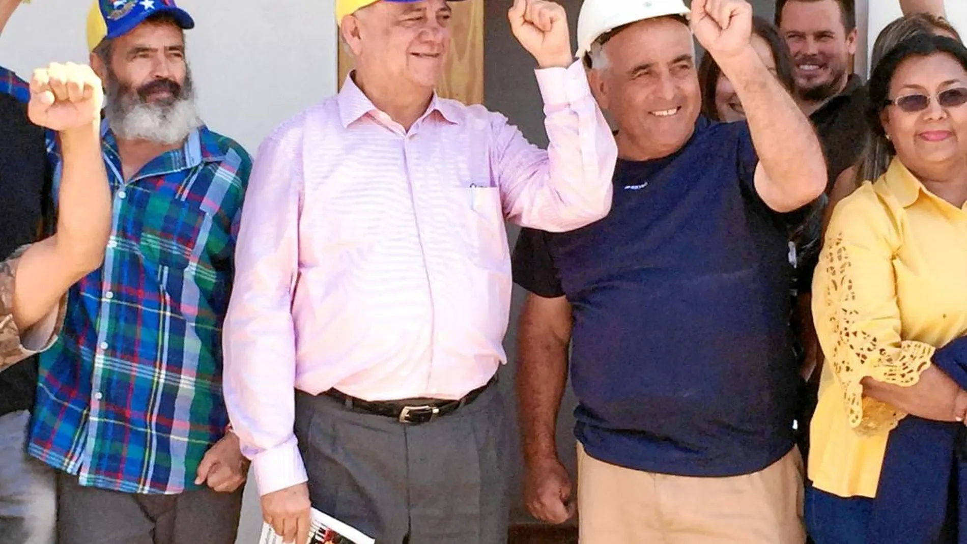 El alcalde de Marinaleda y el embajador de Venezuela, puño en alto y tocados con gorras de la bandera de este país, en el acto de ayer