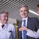 El consejero de Salud, Aquilino Alonso (c), durante una visita a un centro médico